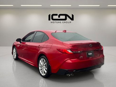 Used 2025 Toyota Camry SE image 3