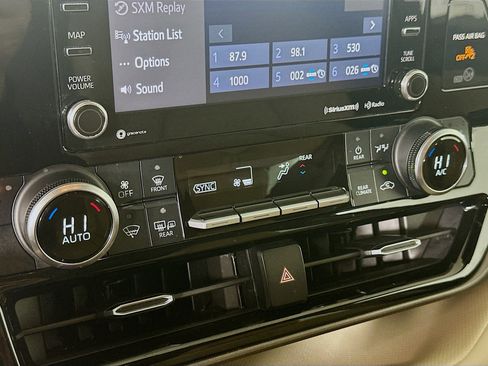 Used 2020 Toyota Highlander XLE image 23