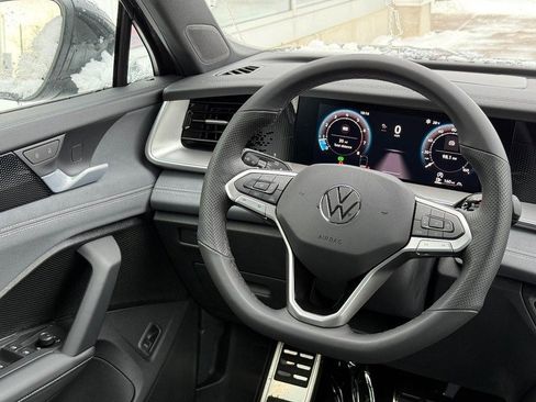 New 2025 Volkswagen Tiguan SE R-Line image 8