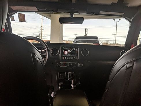 Used 2018 Jeep Wrangler Unlimited Sahara image 14