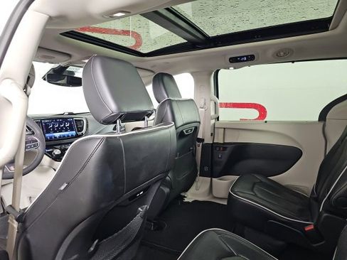 Certified 2024 Chrysler Pacifica Limited image 14