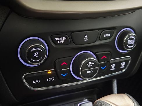 Used 2016 Jeep Cherokee Latitude w/ Comfort/Convenience Group image 9