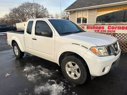 Used 2012 Nissan Frontier SV image 2
