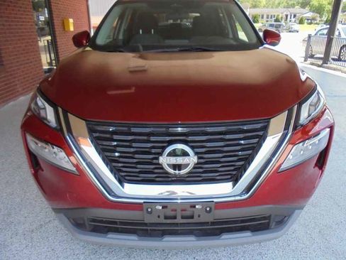 Used 2023 Nissan Rogue SV image 3