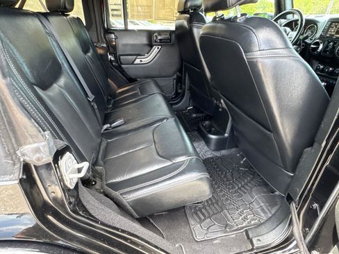 Used 2018 Jeep Wrangler Unlimited Sahara AWD/4WD image 15