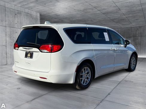 Used 2019 Chrysler Pacifica LX image 6