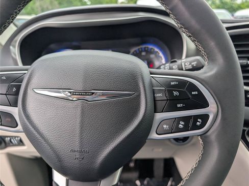 Used 2023 Chrysler Pacifica Touring-L FWD image 25