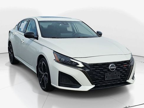 Used 2023 Nissan Altima 2.5 SR w/ SR Premium Package AWD/4WD image 3