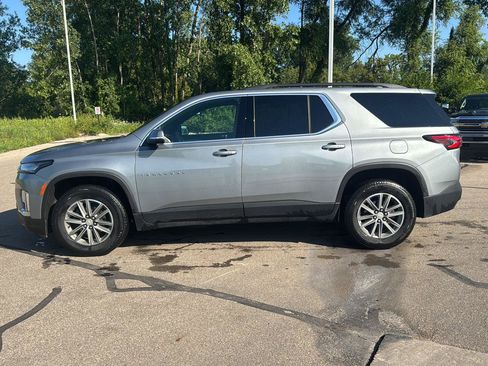 Used 2023 Chevrolet Traverse LT FWD image 2