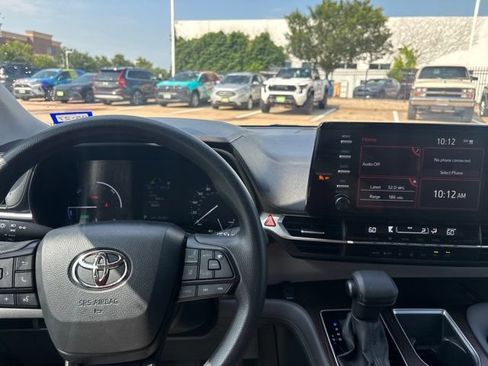 Used 2024 Toyota Sienna LE FWD image 10