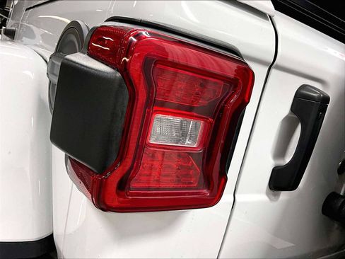 Used 2022 Jeep Wrangler Unlimited Rubicon w/ Xtreme Recon 35" Tire Package image 35