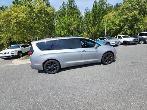 Used 2020 Chrysler Pacifica Touring-L w/ S Appearance Package FWD image 14