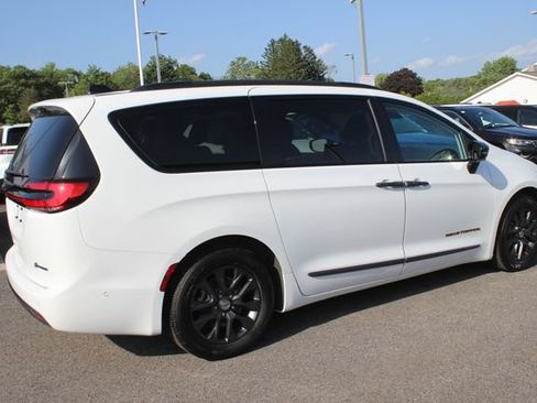 Used 2024 Chrysler Pacifica Limited w/ Uconnect Theater Family Group FWD image 31