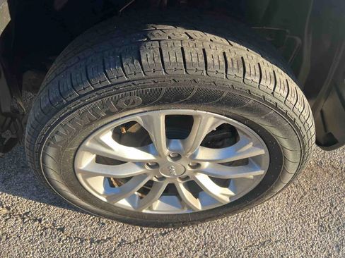 Used 2019 Jeep Cherokee Latitude w/ Popular Appearance Group FWD image 17