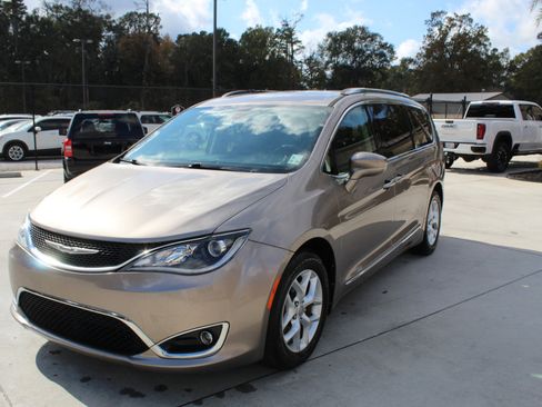Used 2017 Chrysler Pacifica Touring-L Plus image 4
