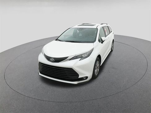 New 2026 Toyota Sienna XLE image 16