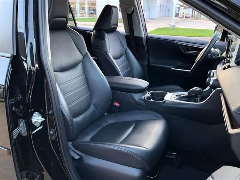 Used 2019 Toyota RAV4 Limited w/ Cold Weather Package FWD image 9