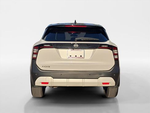 Used 2025 Nissan Kicks SV w/ Illumination Package image 5