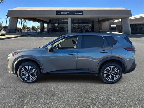 Used 2022 Nissan Rogue SV image 2