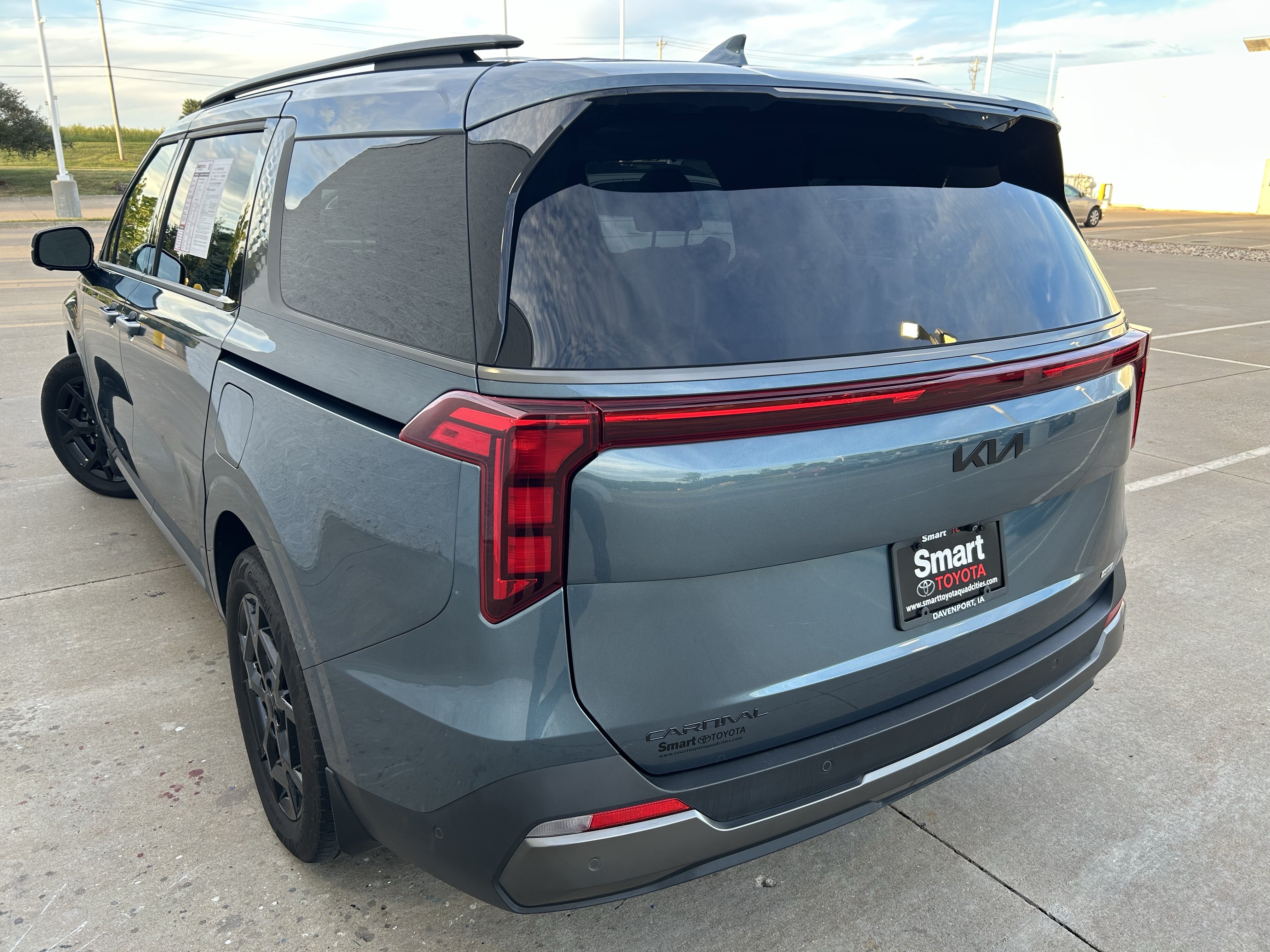 Used 2025 Kia Carnival SX w/ SX Dark Edition Package FWD image 4