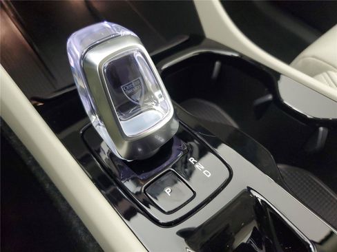 Certified 2026 Volvo XC40 B5 Plus AWD/4WD image 32