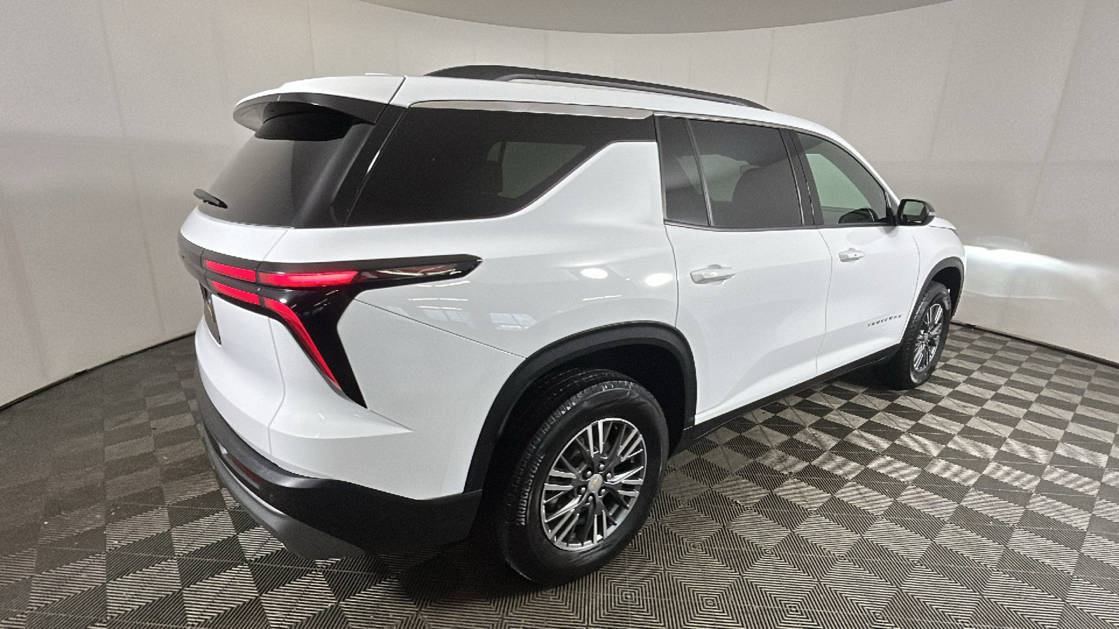 Used 2025 Chevrolet Traverse LT AWD/4WD image 3
