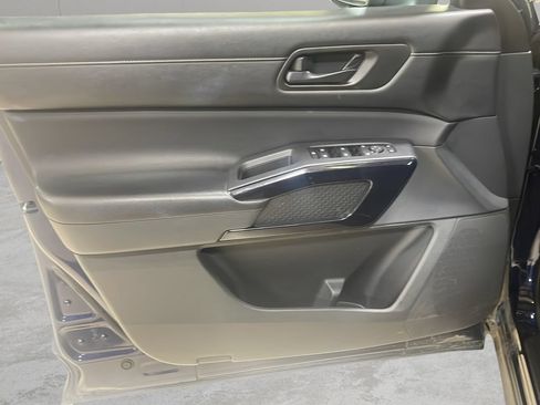 Used 2025 Nissan Pathfinder SV AWD/4WD image 13