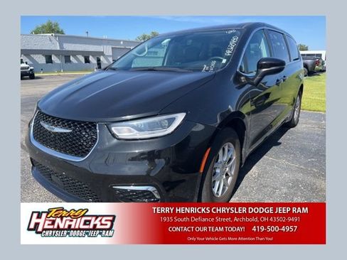 Used 2023 Chrysler Pacifica Touring-L FWD image 1
