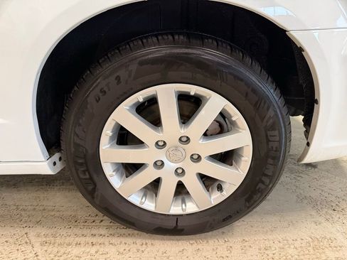 Used 2016 Chrysler Town & Country Touring image 10