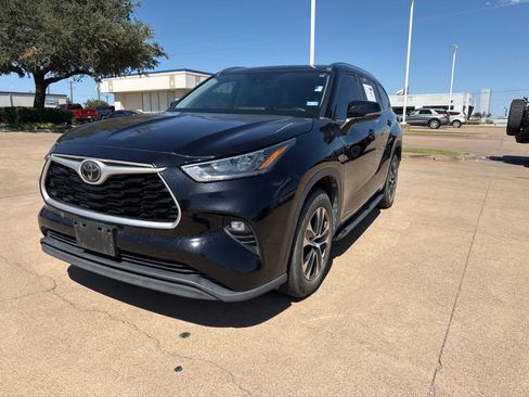 Used 2020 Toyota Highlander XLE FWD image 3