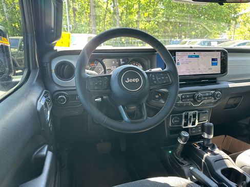 Used 2024 Jeep Wrangler Unlimited Sport AWD/4WD image 25