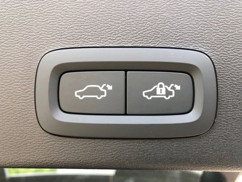 New 2025 Volvo XC40 B5 Ultra w/ Protection Package Premier image 36