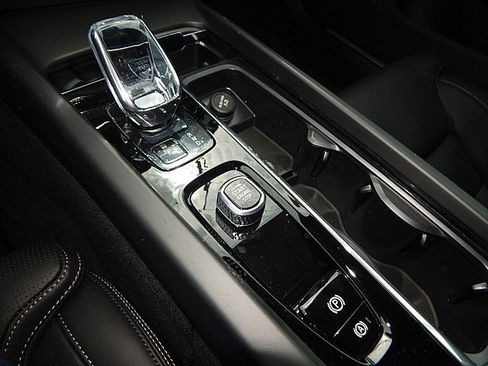 New 2026 Volvo V60 B5 Cross Country Ultra w/ Climate Package image 17