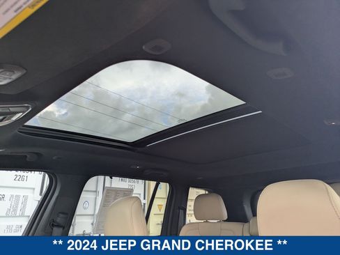 Used 2024 Jeep Grand Cherokee Limited w/ Luxury Tech Group II RWD image 25
