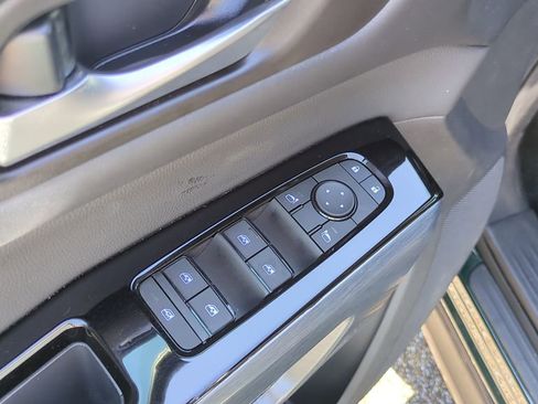 Used 2025 Nissan Pathfinder SL image 13