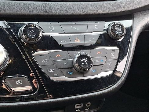 Used 2020 Chrysler Pacifica Touring-L Plus w/ S Appearance Package image 17