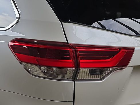 Used 2019 Toyota Highlander XLE w/ Carpet Mat Package (TMS) AWD/4WD image 37