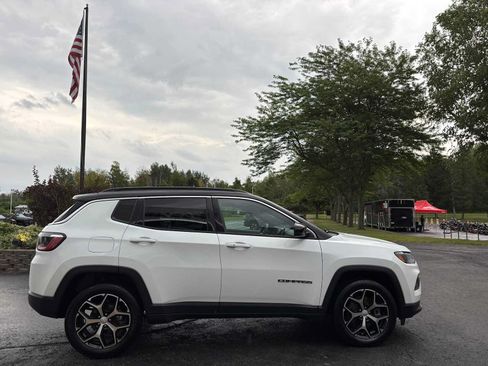 Used 2024 Jeep Compass Limited AWD/4WD image 9