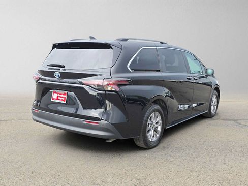 Used 2025 Toyota Sienna XLE FWD image 3