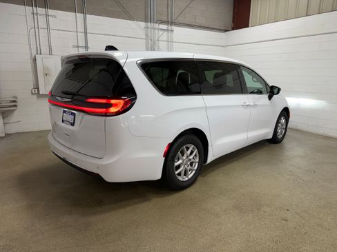 Used 2024 Chrysler Pacifica Touring-L FWD image 7
