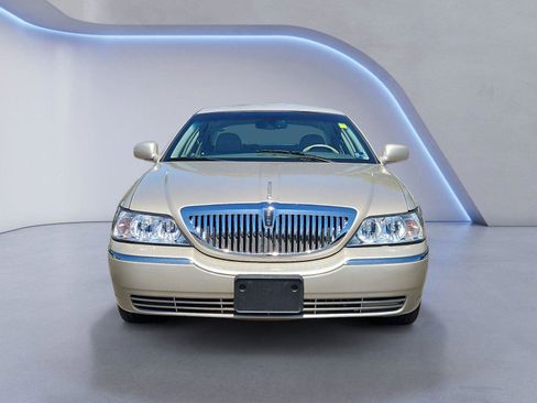 Used 2007 Lincoln Town Car Signature RWD image 8