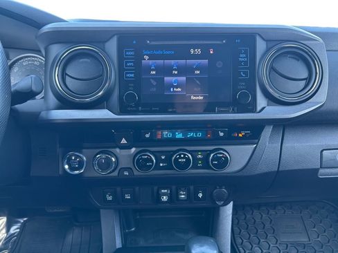 Used 2018 Toyota Tacoma TRD Sport AWD/4WD image 12