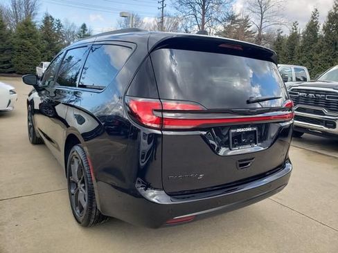 New 2026 Chrysler Pacifica Select w/ S Appearance Package AWD/4WD image 4