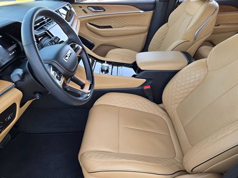 Used 2025 Jeep Grand Cherokee Summit AWD/4WD image 12