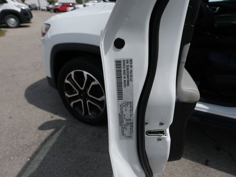 Used 2022 Jeep Compass Limited AWD/4WD image 35