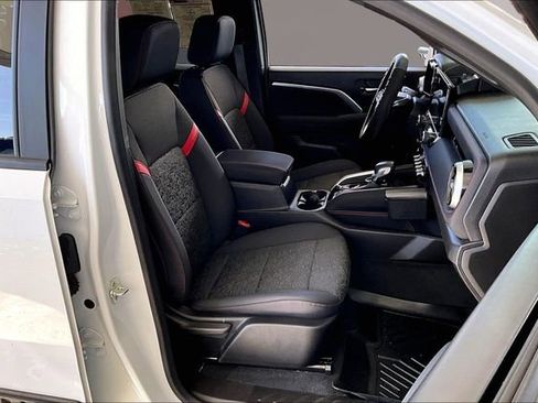 Used 2024 Chevrolet Colorado Z71 w/ Z71 Convenience Package 2 image 26