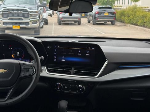 Used 2025 Chevrolet Trax LT FWD image 16