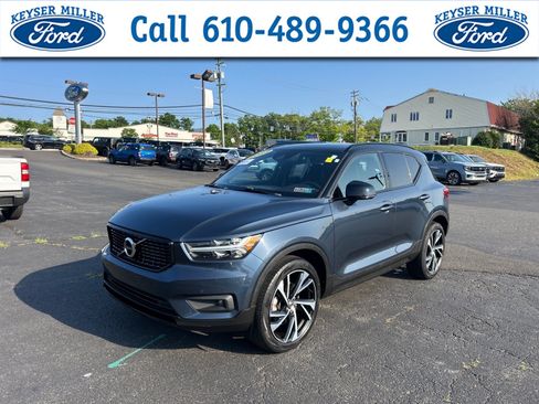 Used 2022 Volvo XC40 T5 R-Design w/ Climate Package AWD/4WD image 1