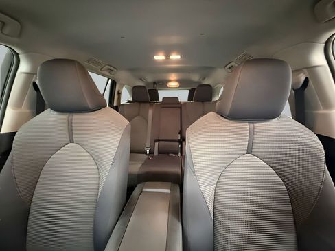 Used 2024 Toyota Highlander LE FWD image 15