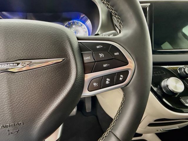 Used 2024 Chrysler Pacifica Touring-L FWD image 35